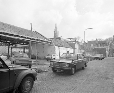 880571 Gezicht op schuren en loodsen aan de even zijde van de Eligenstraat te Utrecht, die gesloopt gaan worden om ...